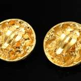 Paar goldfarbene Chanel Vintage Ohrclips mit Kunstperlen und Imitatsteinen, verso sign., mit Original Box, 28,5g, Ø 2,9cm - photo 2