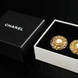 Paar goldfarbene Chanel Vintage Ohrclips mit Kunstperlen und Imitatsteinen, verso sign., mit Original Box, 28,5g, Ø 2,9cm - photo 3