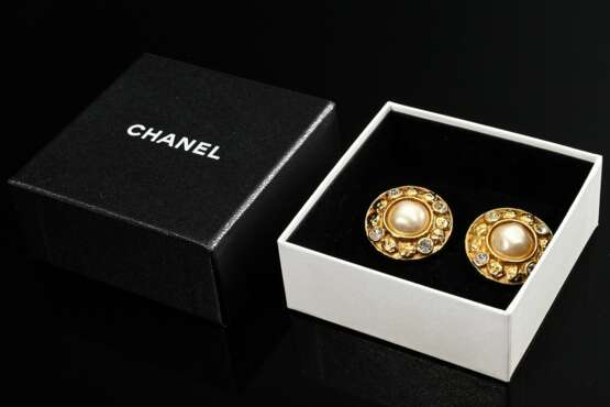 Paar goldfarbene Chanel Vintage Ohrclips mit Kunstperlen und Imitatsteinen, verso sign., mit Original Box, 28,5g, Ø 2,9cm - photo 3