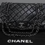 Chanel Tasche "Classic Flap 2.55", schwarzes gestepptes Lammleder, silberfarbene Hardware, Kettengurte und "CC" Logo, außen Steckfach, innen bordeauxfarbenes Leder, Reißverschluss- und Einsteckfach, m… - photo 1