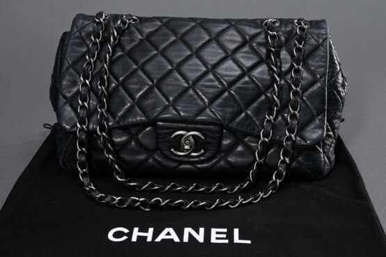 Chanel Tasche "Classic Flap 2.55", schwarzes gestepptes Lammleder, silberfarbene Hardware, Kettengurte und "CC" Logo, außen Steckfach, innen bordeauxfarbenes Leder, Reißverschluss- und Einsteckfach, m… - photo 1