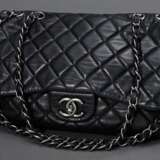 Chanel Tasche "Classic Flap 2.55", schwarzes gestepptes Lammleder, silberfarbene Hardware, Kettengurte und "CC" Logo, außen Steckfach, innen bordeauxfarbenes Leder, Reißverschluss- und Einsteckfach, m… - photo 2
