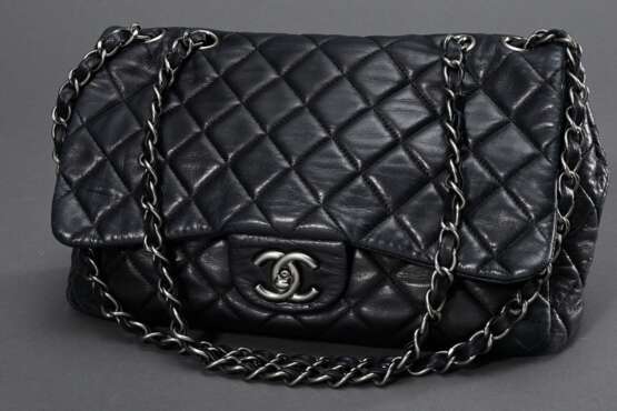 Chanel Tasche "Classic Flap 2.55", schwarzes gestepptes Lammleder, silberfarbene Hardware, Kettengurte und "CC" Logo, außen Steckfach, innen bordeauxfarbenes Leder, Reißverschluss- und Einsteckfach, m… - photo 2