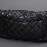 Chanel Tasche "Classic Flap 2.55", schwarzes gestepptes Lammleder, silberfarbene Hardware, Kettengurte und "CC" Logo, außen Steckfach, innen bordeauxfarbenes Leder, Reißverschluss- und Einsteckfach, m… - photo 3