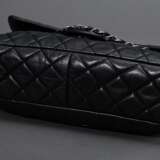 Chanel Tasche "Classic Flap 2.55", schwarzes gestepptes Lammleder, silberfarbene Hardware, Kettengurte und "CC" Logo, außen Steckfach, innen bordeauxfarbenes Leder, Reißverschluss- und Einsteckfach, m… - photo 4