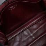 Chanel Tasche "Classic Flap 2.55", schwarzes gestepptes Lammleder, silberfarbene Hardware, Kettengurte und "CC" Logo, außen Steckfach, innen bordeauxfarbenes Leder, Reißverschluss- und Einsteckfach, m… - photo 5