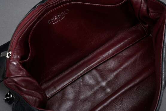 Chanel Tasche "Classic Flap 2.55", schwarzes gestepptes Lammleder, silberfarbene Hardware, Kettengurte und "CC" Logo, außen Steckfach, innen bordeauxfarbenes Leder, Reißverschluss- und Einsteckfach, m… - photo 5