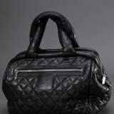 Chanel Tasche "Cocoon", schwarzes gestepptes Nappaleder, silberfarbene Hardware, Zwei-Wege-Reißverschluss, Reißverschlusstasche außen mit geprägtem "CC" Logo, innen bordeauxfarbenes Leder und Reißvers… - photo 2