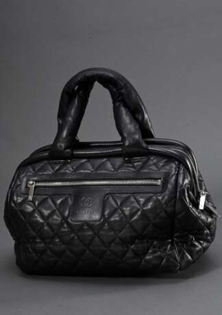 Chanel Tasche "Cocoon", schwarzes gestepptes Nappaleder, silberfarbene Hardware, Zwei-Wege-Reißverschluss, Reißverschlusstasche außen mit geprägtem "CC" Logo, innen bordeauxfarbenes Leder und Reißvers… - photo 2