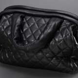 Chanel Tasche "Cocoon", schwarzes gestepptes Nappaleder, silberfarbene Hardware, Zwei-Wege-Reißverschluss, Reißverschlusstasche außen mit geprägtem "CC" Logo, innen bordeauxfarbenes Leder und Reißvers… - photo 3