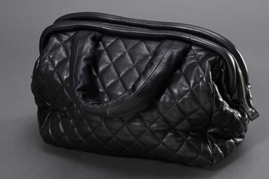 Chanel Tasche "Cocoon", schwarzes gestepptes Nappaleder, silberfarbene Hardware, Zwei-Wege-Reißverschluss, Reißverschlusstasche außen mit geprägtem "CC" Logo, innen bordeauxfarbenes Leder und Reißvers… - photo 3