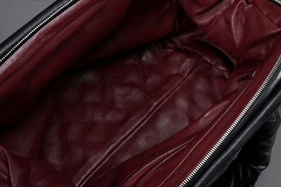 Chanel Tasche "Cocoon", schwarzes gestepptes Nappaleder, silberfarbene Hardware, Zwei-Wege-Reißverschluss, Reißverschlusstasche außen mit geprägtem "CC" Logo, innen bordeauxfarbenes Leder und Reißvers… - photo 5