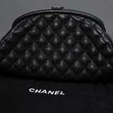 Chanel Clutch, gestepptes schwarzes Kaviarleder mit silberfarbenem "CC" Logo Schnappverschluss, innen Glattleder und Reißverschlusstasche, mit Carte D'Authenticité (Nr. 12809154) und Staubbeutel, 15,5x26cm - photo 1