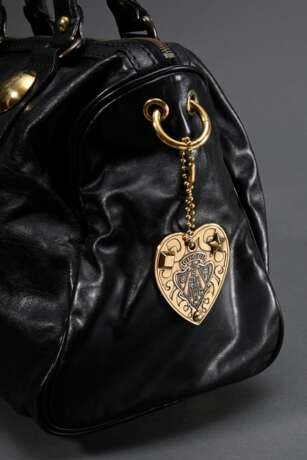 Gucci Tasche "Babouska", schwarzes Nappaleder mit goldfarbener Hardware und "Herz" Charm, innen Nylon Logo Futter, Reißverschluss- und Einsteckfach, Nr.: 207297 002122, 22x31,5x17cm, mit Staubbeutel, … - фото 3