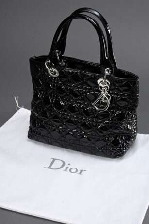 Christian Dior Tasche "Lady Dior", schwarzes gestepptes Lackleder, silberfarbene Hardware und Charms, innen Glattleder und Reißverschlusstasche, Nr.: 09 RU 0068, 23x26x10,5cm, mit Staubbeutel, Gebrauchsspuren - photo 1