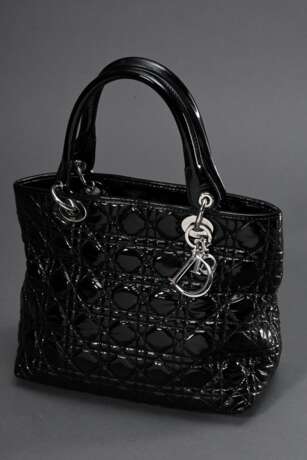 Christian Dior Tasche "Lady Dior", schwarzes gestepptes Lackleder, silberfarbene Hardware und Charms, innen Glattleder und Reißverschlusstasche, Nr.: 09 RU 0068, 23x26x10,5cm, mit Staubbeutel, Gebrauchsspuren - photo 2