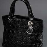 Christian Dior Tasche "Lady Dior", schwarzes gestepptes Lackleder, silberfarbene Hardware und Charms, innen Glattleder und Reißverschlusstasche, Nr.: 09 RU 0068, 23x26x10,5cm, mit Staubbeutel, Gebrauchsspuren - photo 2