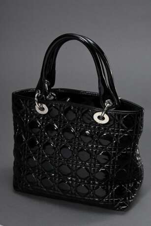Christian Dior Tasche "Lady Dior", schwarzes gestepptes Lackleder, silberfarbene Hardware und Charms, innen Glattleder und Reißverschlusstasche, Nr.: 09 RU 0068, 23x26x10,5cm, mit Staubbeutel, Gebrauchsspuren - photo 3