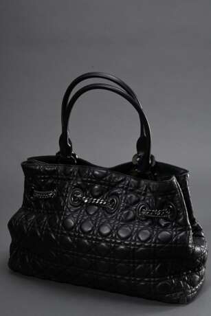 Christian Dior Tasche "Chri Chri", schwarzes gestepptes Cannage Lammleder, anthrazitfarbene Hardware, Magnetverschluss, innen schwarzes Baumwollfutter, Reißverschlusstasche und zwei Einsteckfächer, Schlüssel un… - Foto 3