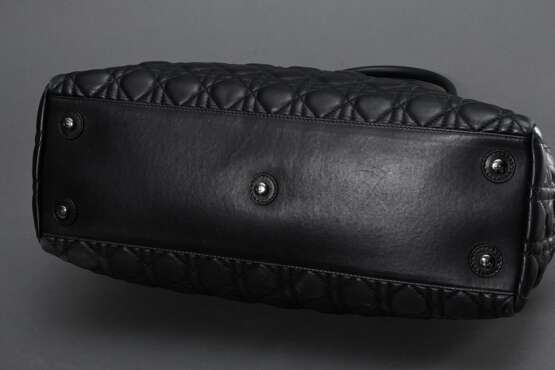 Christian Dior Tasche "Chri Chri", schwarzes gestepptes Cannage Lammleder, anthrazitfarbene Hardware, Magnetverschluss, innen schwarzes Baumwollfutter, Reißverschlusstasche und zwei Einsteckfächer, Schlüssel un… - Foto 4