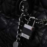 Christian Dior Tasche "Chri Chri", schwarzes gestepptes Cannage Lammleder, anthrazitfarbene Hardware, Magnetverschluss, innen schwarzes Baumwollfutter, Reißverschlusstasche und zwei Einsteckfächer, Schlüssel un… - Foto 5
