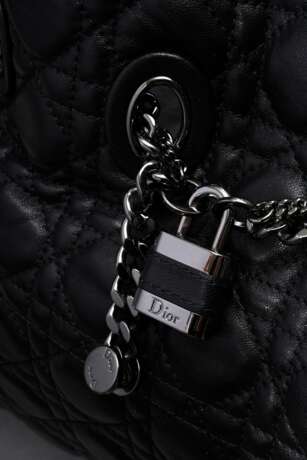 Christian Dior Tasche "Chri Chri", schwarzes gestepptes Cannage Lammleder, anthrazitfarbene Hardware, Magnetverschluss, innen schwarzes Baumwollfutter, Reißverschlusstasche und zwei Einsteckfächer, Schlüssel un… - Foto 5