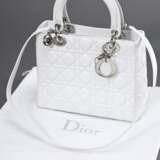 Christian Dior Tasche "Lady Dior", weißes gestepptes Leder mit silberfarbener Hardware und Charms, Schultergurt, innen beigefarbenes Monogramm Baumwollfutter und Reißverschlusstasche, Nr.: 04-MA-0057, 19,5x24,5… - photo 1