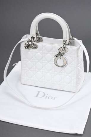 Christian Dior Tasche "Lady Dior", weißes gestepptes Leder mit silberfarbener Hardware und Charms, Schultergurt, innen beigefarbenes Monogramm Baumwollfutter und Reißverschlusstasche, Nr.: 04-MA-0057, 19,5x24,5… - photo 1