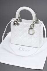 Christian Dior Tasche &quot;Lady Dior&quot;, weißes gestepptes Leder mit silberfarbener Hardware und Charms, Schultergurt, innen beigefarbenes Monogramm Baumwollfutter und Reißverschlusstasche, Nr.: 04-MA-0057, 19,5x24,5…