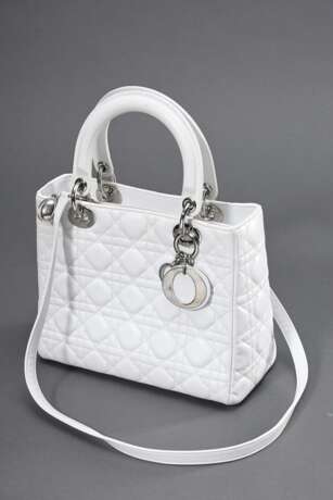 Christian Dior Tasche "Lady Dior", weißes gestepptes Leder mit silberfarbener Hardware und Charms, Schultergurt, innen beigefarbenes Monogramm Baumwollfutter und Reißverschlusstasche, Nr.: 04-MA-0057, 19,5x24,5… - photo 2