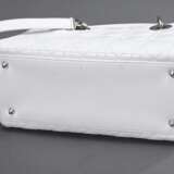Christian Dior Tasche "Lady Dior", weißes gestepptes Leder mit silberfarbener Hardware und Charms, Schultergurt, innen beigefarbenes Monogramm Baumwollfutter und Reißverschlusstasche, Nr.: 04-MA-0057, 19,5x24,5… - photo 4
