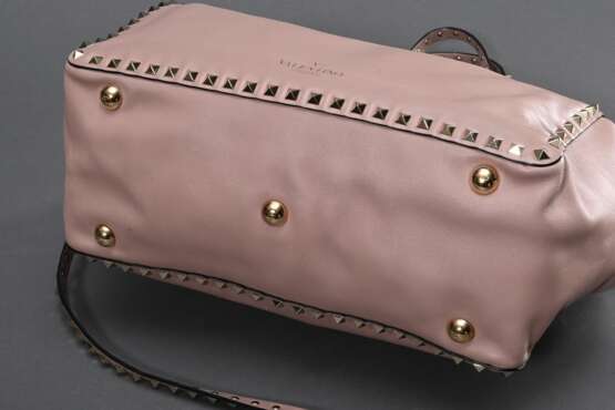 Valentino Tasche “Rockstud”, altrosé Rindsleder, silberfarbene Nieten, Schnappverschluss, innen helles Baumwollfutter, Reißverschluss- und zwei Einsteckfächer, Schultergurt, Original Rechnung und Staubbeutel, Ersatzniete… - photo 4
