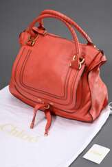Große Chloé „Marci“ Tasche, korallfarbenes genarbtes Kalbsleder, goldfarbene Hardware, innen khakifarbenes Baumwollfutter, Reißverschluss- und Einsteckfach, mit Carte D'Authenticité (C.2.I 3234796) und Staubbeutel, 30x40…