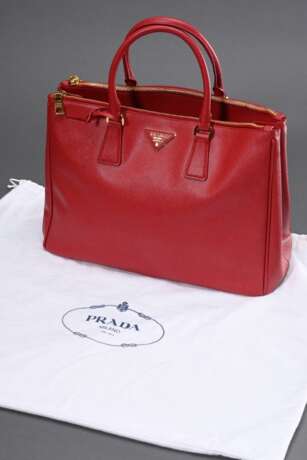 Prada Tasche "Galleria", rotes Saffiano Leder, goldfarbene Hardware, auf der Vorderseite Triangel-Logo aus Leder mit Metall Schriftzug, innen rotes Nylon mit Logo Print, 3 Reißverschlusstaschen und zwei Einstec… - photo 1