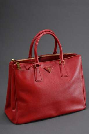 Prada Tasche "Galleria", rotes Saffiano Leder, goldfarbene Hardware, auf der Vorderseite Triangel-Logo aus Leder mit Metall Schriftzug, innen rotes Nylon mit Logo Print, 3 Reißverschlusstaschen und zwei Einstec… - photo 2
