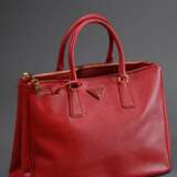 Prada Tasche "Galleria", rotes Saffiano Leder, goldfarbene Hardware, auf der Vorderseite Triangel-Logo aus Leder mit Metall Schriftzug, innen rotes Nylon mit Logo Print, 3 Reißverschlusstaschen und zwei Einstec… - photo 2