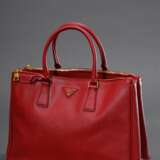 Prada Tasche "Galleria", rotes Saffiano Leder, goldfarbene Hardware, auf der Vorderseite Triangel-Logo aus Leder mit Metall Schriftzug, innen rotes Nylon mit Logo Print, 3 Reißverschlusstaschen und zwei Einstec… - photo 3