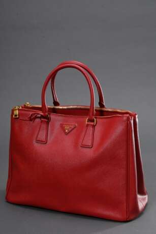 Prada Tasche "Galleria", rotes Saffiano Leder, goldfarbene Hardware, auf der Vorderseite Triangel-Logo aus Leder mit Metall Schriftzug, innen rotes Nylon mit Logo Print, 3 Reißverschlusstaschen und zwei Einstec… - photo 3