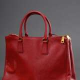 Prada Tasche "Galleria", rotes Saffiano Leder, goldfarbene Hardware, auf der Vorderseite Triangel-Logo aus Leder mit Metall Schriftzug, innen rotes Nylon mit Logo Print, 3 Reißverschlusstaschen und zwei Einstec… - photo 4