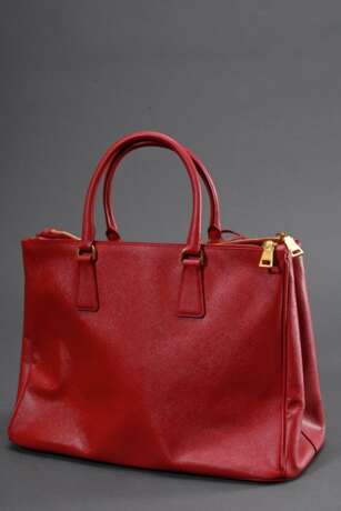 Prada Tasche "Galleria", rotes Saffiano Leder, goldfarbene Hardware, auf der Vorderseite Triangel-Logo aus Leder mit Metall Schriftzug, innen rotes Nylon mit Logo Print, 3 Reißverschlusstaschen und zwei Einstec… - photo 4