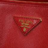 Prada Tasche "Galleria", rotes Saffiano Leder, goldfarbene Hardware, auf der Vorderseite Triangel-Logo aus Leder mit Metall Schriftzug, innen rotes Nylon mit Logo Print, 3 Reißverschlusstaschen und zwei Einstec… - photo 5