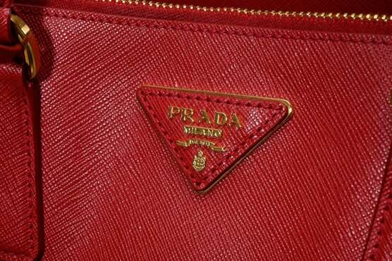 Prada Tasche "Galleria", rotes Saffiano Leder, goldfarbene Hardware, auf der Vorderseite Triangel-Logo aus Leder mit Metall Schriftzug, innen rotes Nylon mit Logo Print, 3 Reißverschlusstaschen und zwei Einstec… - photo 5
