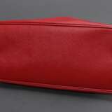 Prada Tasche "Galleria", rotes Saffiano Leder, goldfarbene Hardware, auf der Vorderseite Triangel-Logo aus Leder mit Metall Schriftzug, innen rotes Nylon mit Logo Print, 3 Reißverschlusstaschen und zwei Einstec… - photo 6