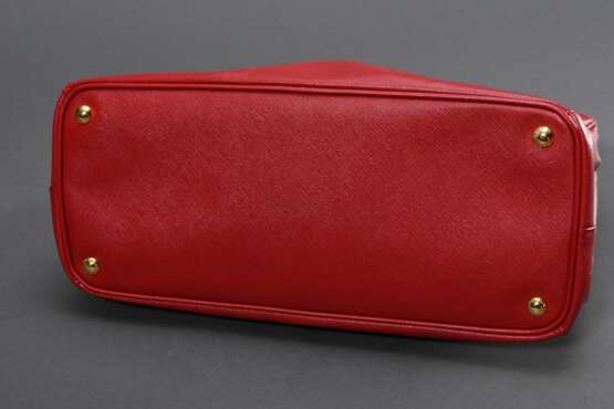 Prada Tasche "Galleria", rotes Saffiano Leder, goldfarbene Hardware, auf der Vorderseite Triangel-Logo aus Leder mit Metall Schriftzug, innen rotes Nylon mit Logo Print, 3 Reißverschlusstaschen und zwei Einstec… - photo 6
