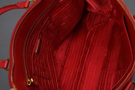 Prada Tasche "Galleria", rotes Saffiano Leder, goldfarbene Hardware, auf der Vorderseite Triangel-Logo aus Leder mit Metall Schriftzug, innen rotes Nylon mit Logo Print, 3 Reißverschlusstaschen und zwei Einstec… - photo 7