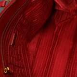 Prada Tasche "Galleria", rotes Saffiano Leder, goldfarbene Hardware, auf der Vorderseite Triangel-Logo aus Leder mit Metall Schriftzug, innen rotes Nylon mit Logo Print, 3 Reißverschlusstaschen und zwei Einstec… - photo 7