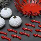30 Diverse Teile „Meeres“ Tischdekorationen, bestehend aus: 2 Alessi Körbe „Mediteraneo“ in Edelstahl und rot lackiert (H. 10,5cm, Ø 30cm), 4 Raynaud Limoges Bisquitporzellan Teelichthalter „Seeigel“ (H. 7cm, z.T. mit Or… - photo 3