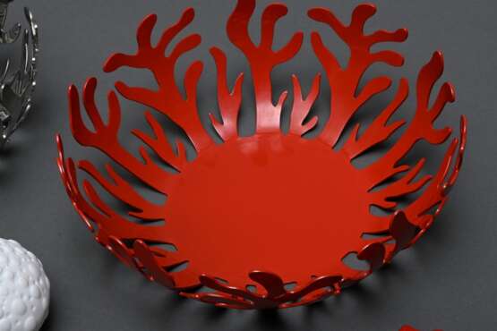 30 Diverse Teile „Meeres“ Tischdekorationen, bestehend aus: 2 Alessi Körbe „Mediteraneo“ in Edelstahl und rot lackiert (H. 10,5cm, Ø 30cm), 4 Raynaud Limoges Bisquitporzellan Teelichthalter „Seeigel“ (H. 7cm, z.T. mit Or… - photo 6