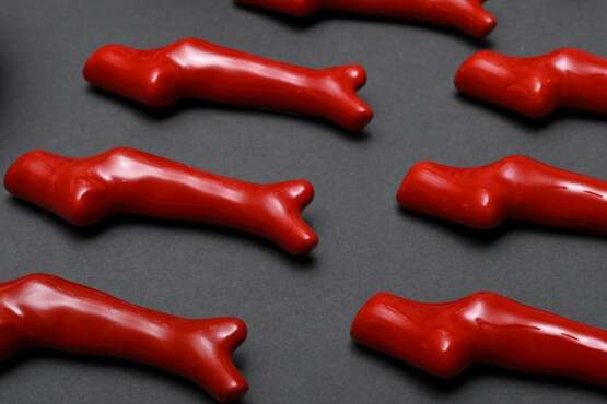 30 Diverse Teile „Meeres“ Tischdekorationen, bestehend aus: 2 Alessi Körbe „Mediteraneo“ in Edelstahl und rot lackiert (H. 10,5cm, Ø 30cm), 4 Raynaud Limoges Bisquitporzellan Teelichthalter „Seeigel“ (H. 7cm, z.T. mit Or… - photo 9