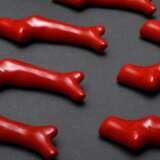 30 Diverse Teile „Meeres“ Tischdekorationen, bestehend aus: 2 Alessi Körbe „Mediteraneo“ in Edelstahl und rot lackiert (H. 10,5cm, Ø 30cm), 4 Raynaud Limoges Bisquitporzellan Teelichthalter „Seeigel“ (H. 7cm, z.T. mit Or… - photo 9